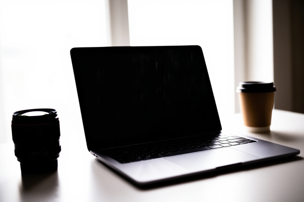 Professioneller Fotograf prüft Metadaten auf dem Laptop-Bildschirm mit Stock-Agentur-Logos im Hintergrund