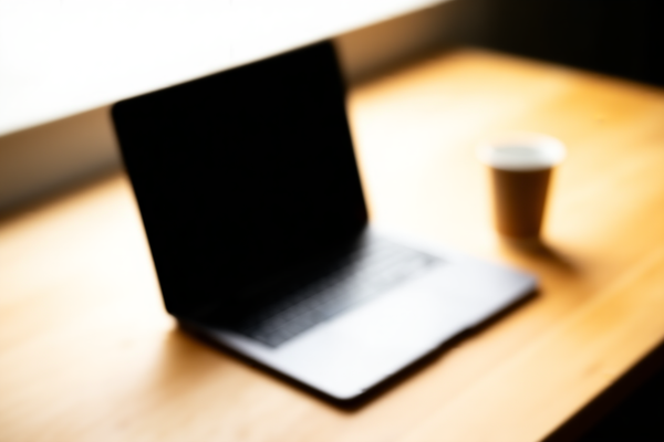 Ruang kerja modern menampilkan laptop dengan tag metadata berwarna-warni melayang di atas meja kayu dengan pencahayaan alami lembut