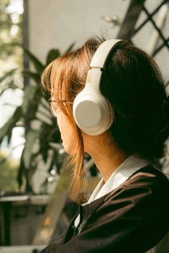 Woman wearing headphones, listening to a Blinkist summary