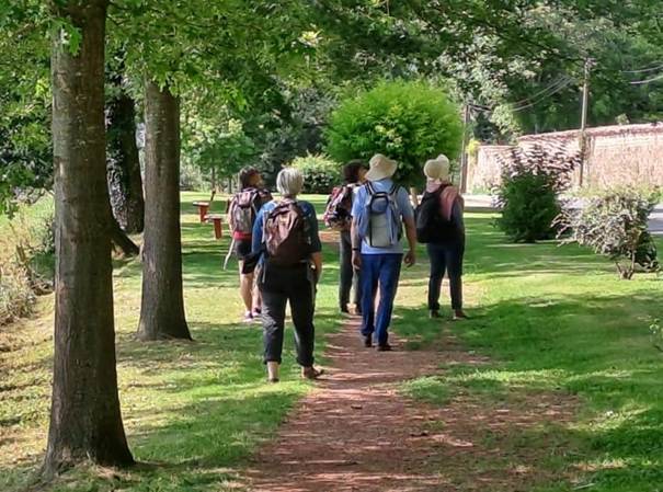 Une image contenant plein air, herbe, habits, plante

Le contenu généré par l’IA peut être incorrect.