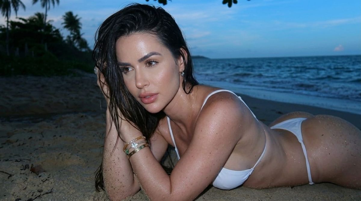 She said nothing… but stayed closer than necessary.