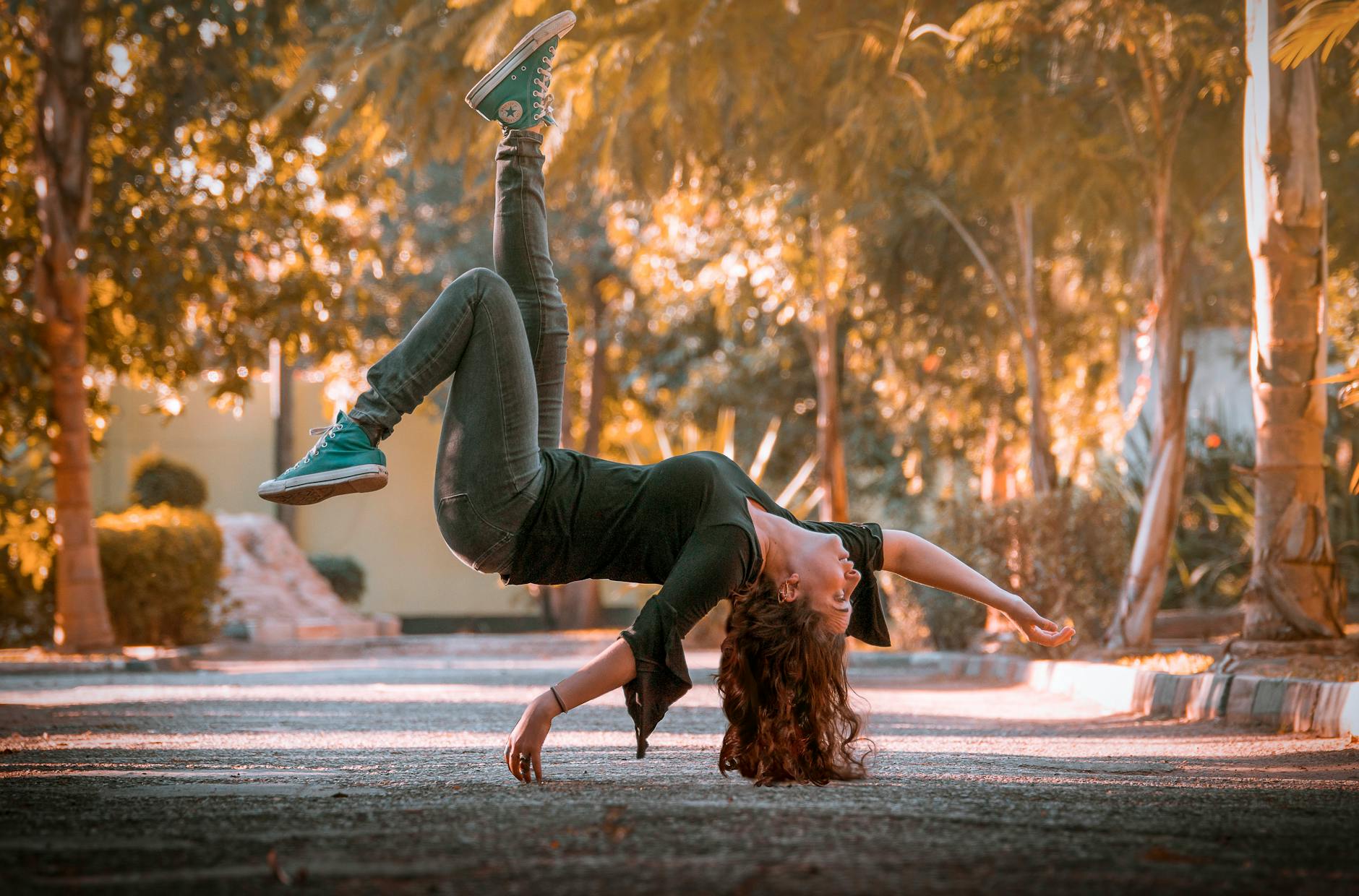 配图