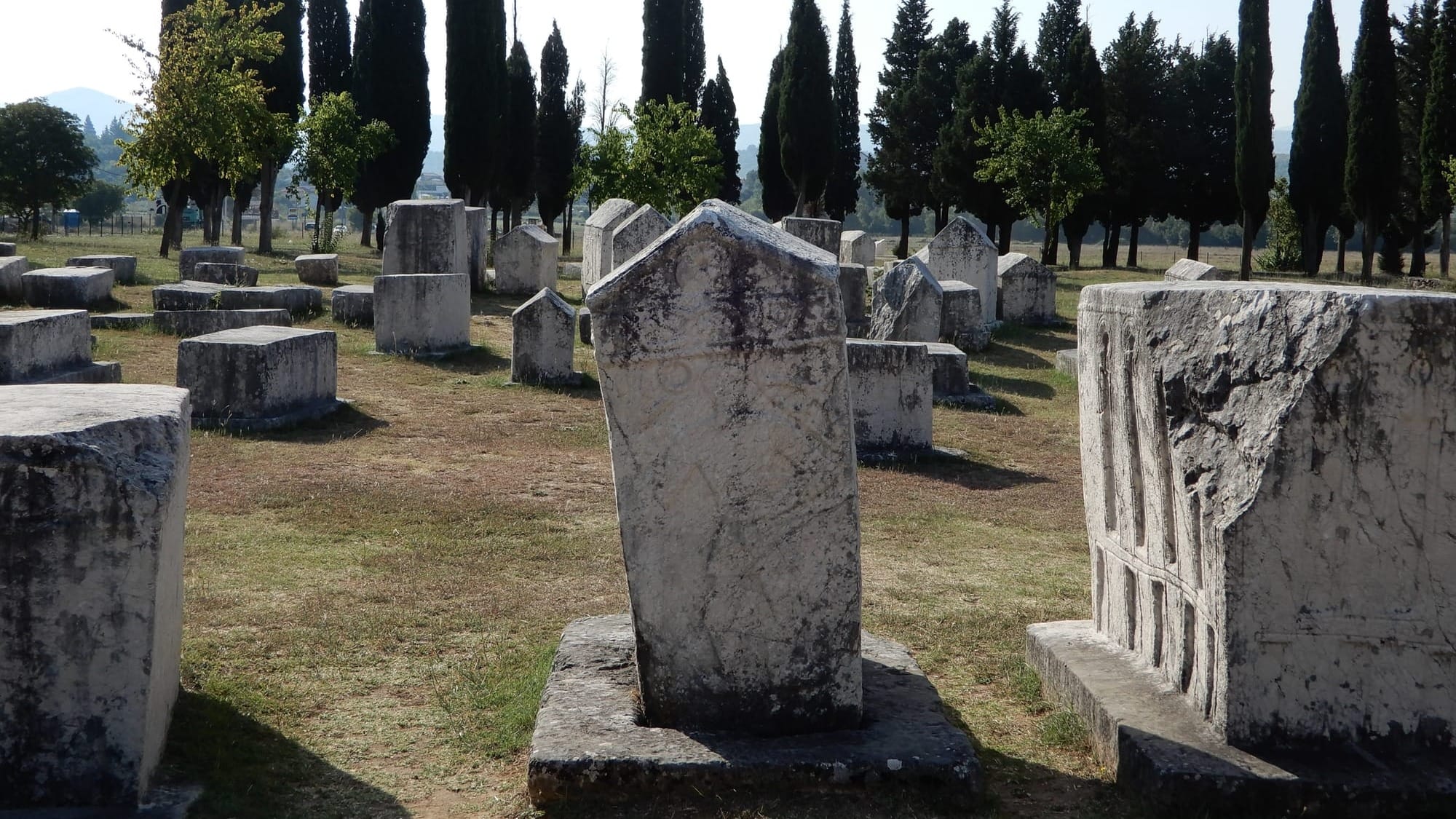 Nekropola Radimlja rummer 135 stećci fra det 14. og 15. århundrede. 63 af dem er dekorerede. Skikkelsen med højre hånd hævet med udstrakt håndflade er blevet et decideret ’trademark’. Motivet findes på fire andre stećci på nekropolisen. Andre populære motiver er jagtscener, ridderturneringer, traditionel dans, vin, druer, ankre, våben trekløvere og solen. En replika af denne stećak findes på Bosnien-Hercegovinas nationalmuseum i Sarajevo. (Jimmy Munk Larsen)