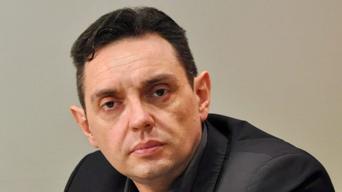 Serbien fortsætter sin svære balanceøvelse