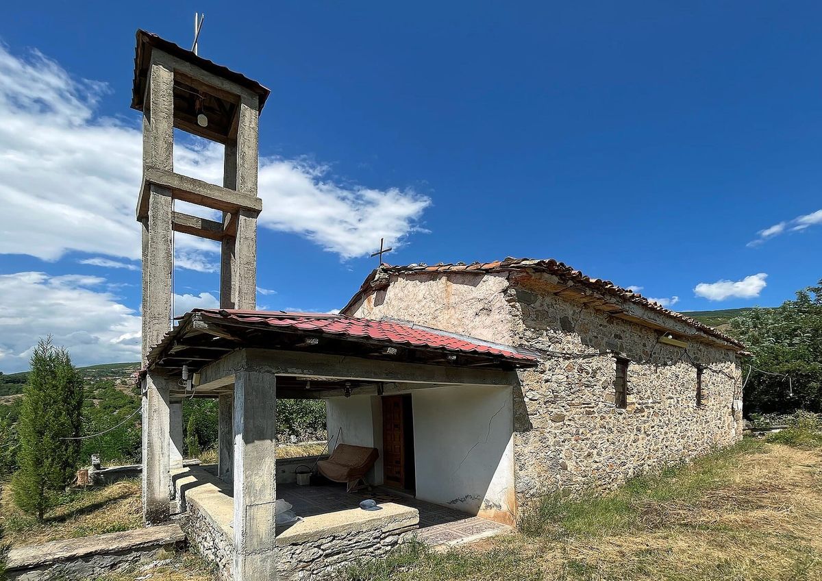 Fattige albanere redder kirker – danske præster vil rive landsbykirkerne ned