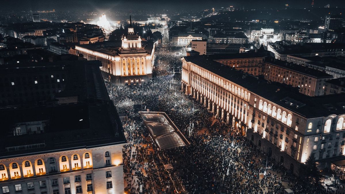 Efter enorme protester: Bulgariens regering går af