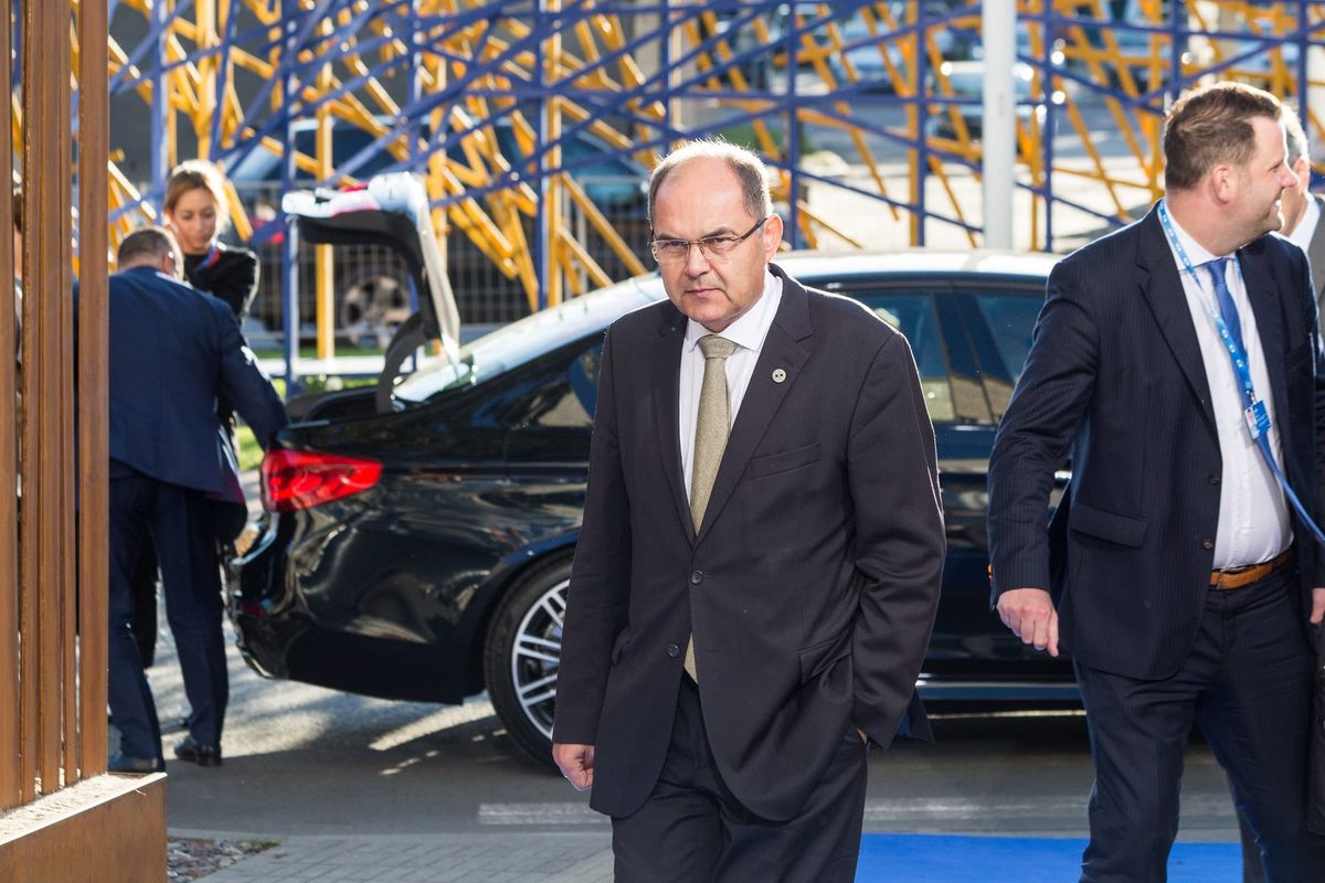 Amerikansk pres får Christian Schmidt til at trække sig