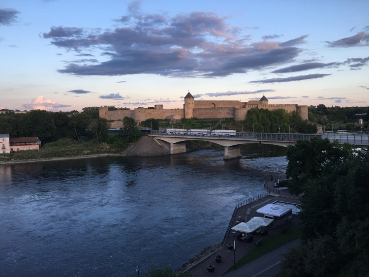 Rejseberetning fra Narva på grænsen mellem øst og vest