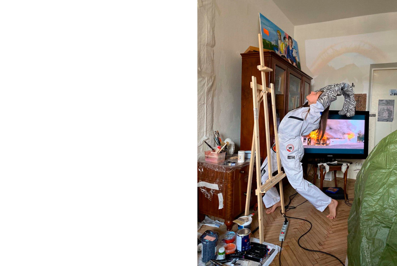 A picture containing indoor, cluttered, furniture Description automatically generated