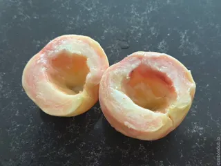桃きってひやす