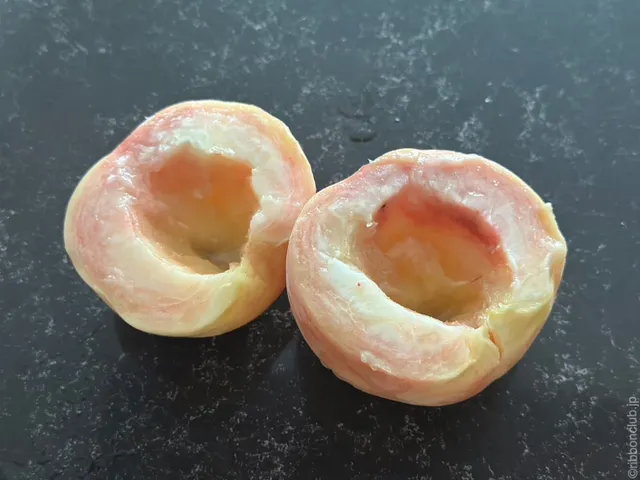 桃きってひやす