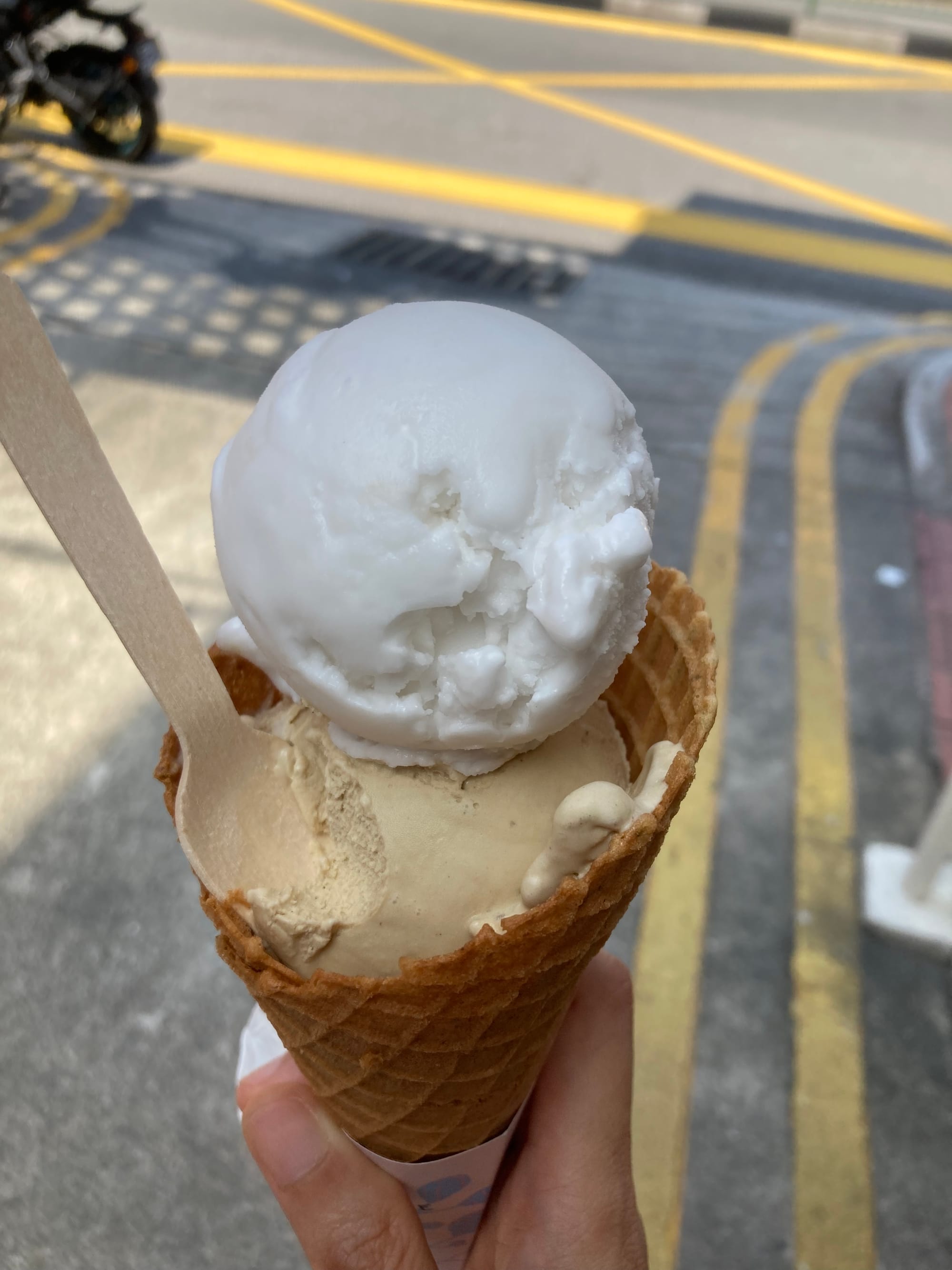 Two gelato scoops in a cone