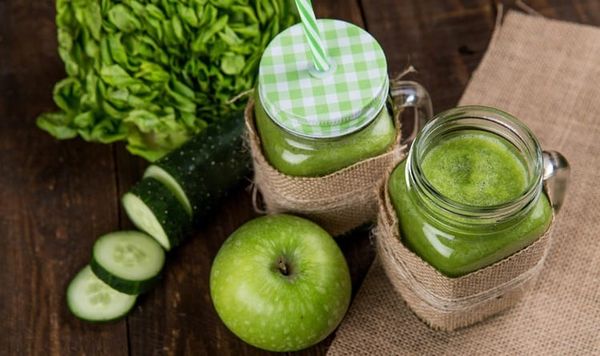 green smoothie with apple and cucumber