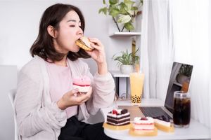 10 Simple Daily Habits To Help You Stop Emotional Eating Naturally
