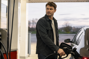 How To Save Gas While Driving: Simple Habits That Help You Use Less Fuel