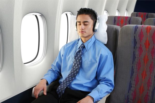 7 Tips For Sleeping On A Plane With Sleep Apnea