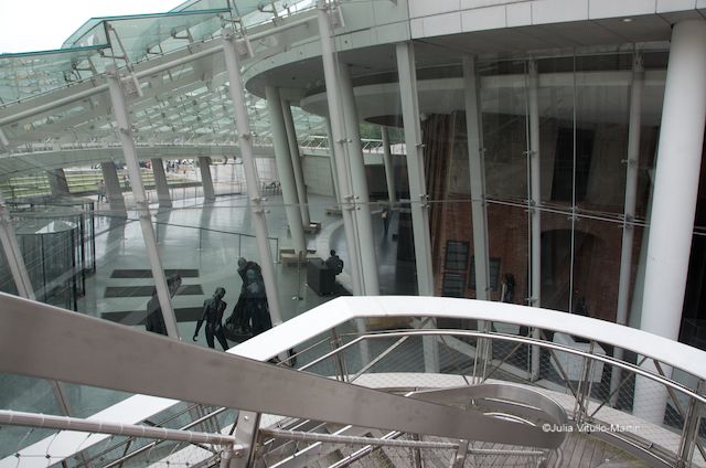 Polshek's passarelle connects one side of the arc to the other while allowing you to see into the pavilion. 