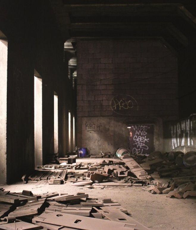 bright_train_headlights_make_their_way_through_the_pillars_that_separate_sets_of_tracks