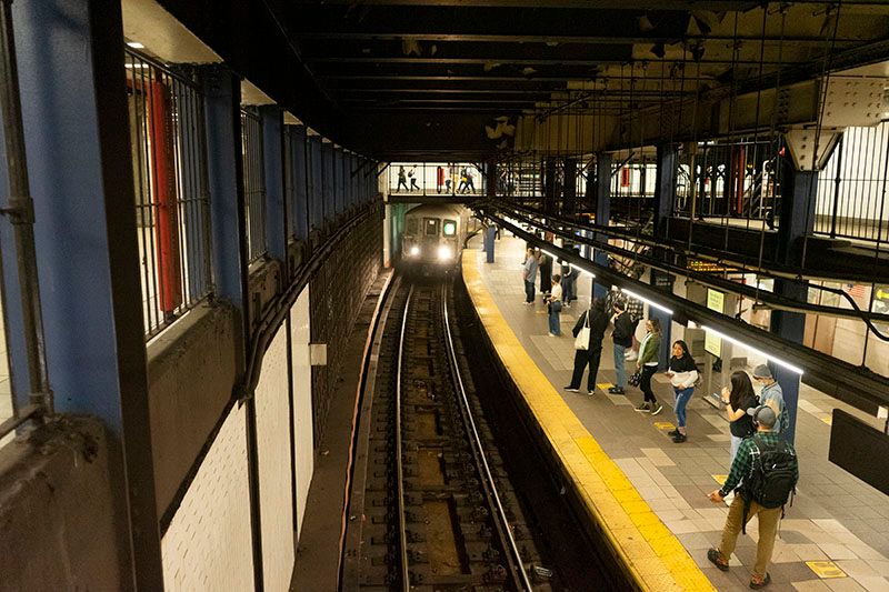 6 train arrives in Union Square station.
