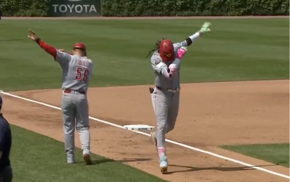 Elly De La Cruz points to the sky after hitting a home run in tribute to his late sister during a game against the Cubs.