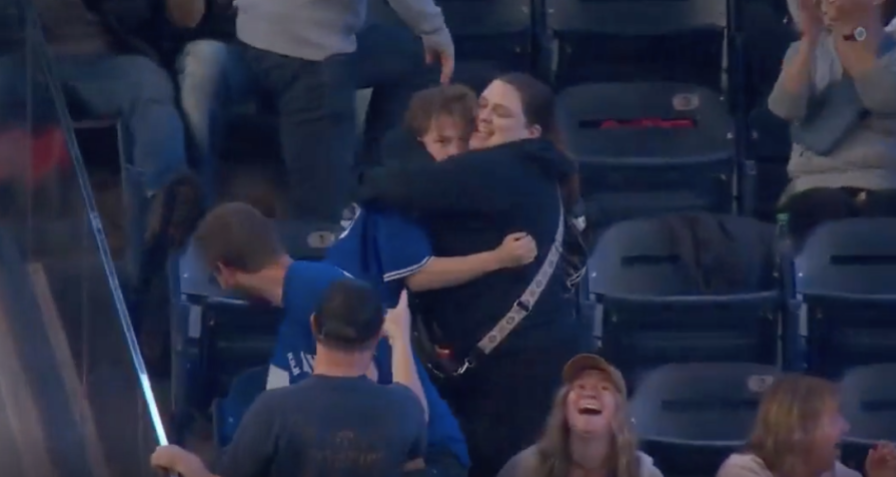 Young Blue Jays fan catches Vladimir Guerrero Jr.'s home run after missing an earlier opportunity.