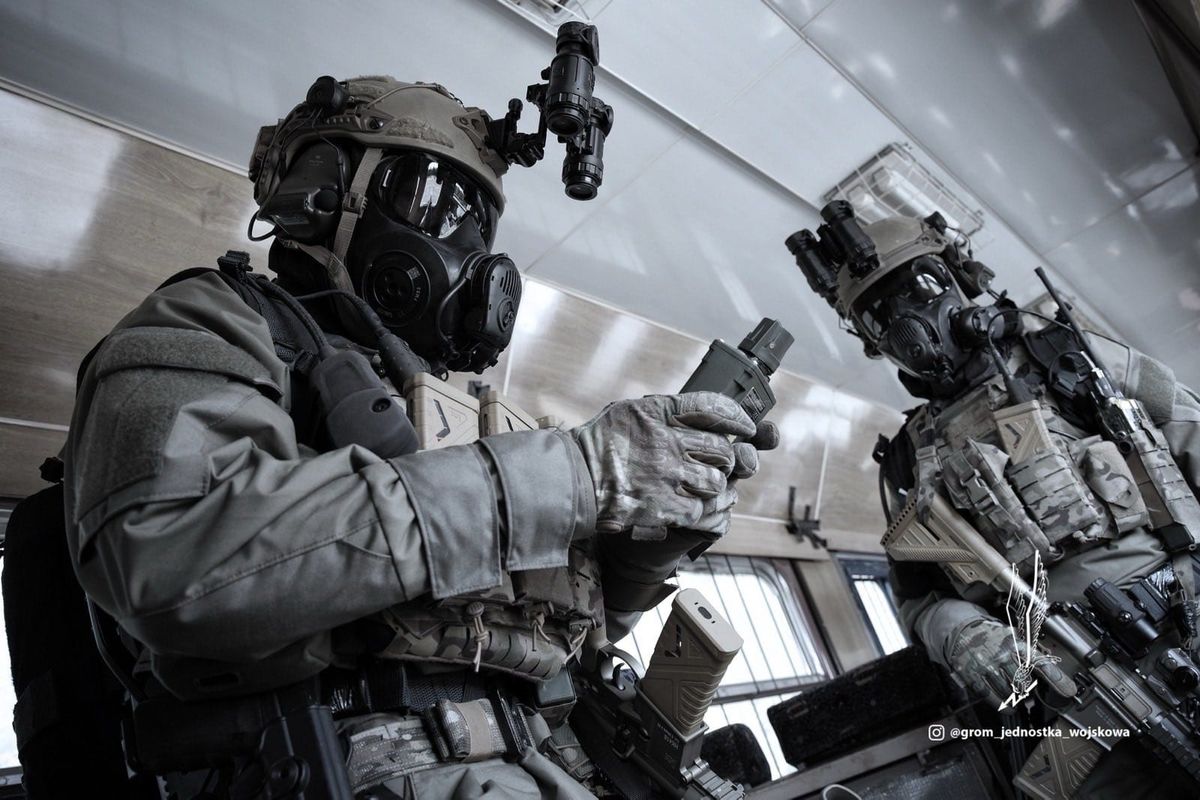 Avon FM53 mask, breathing apparatus spotted in Polish GROM CBRN exercise
