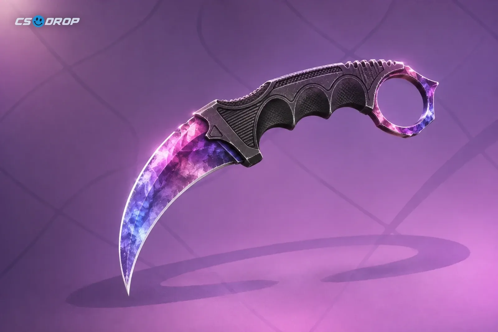 Fade: curved karambit, blade in a gradient from yellow-orange to pink and purple, textured grip, finger ring | Un Karambit | Fade, el tipo de ítem del grado más raro de una caja de armas
