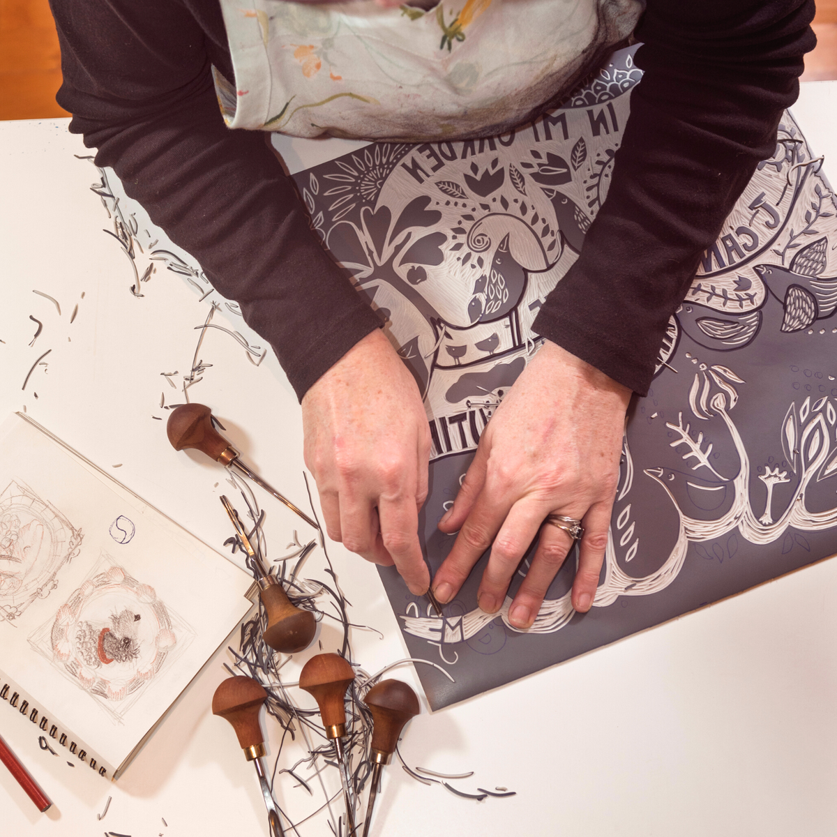 how are woodcut and linocut similar