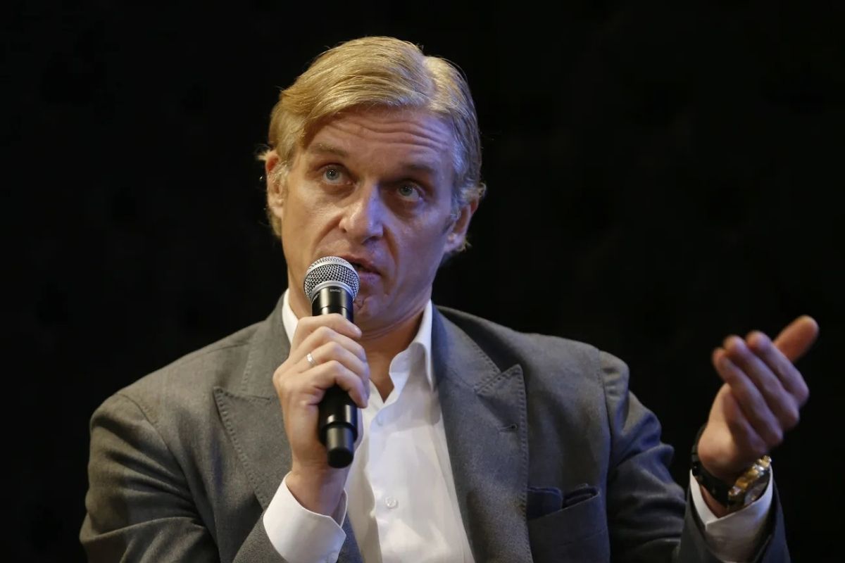 Oleg Tinkov speaking into a microphone during a public appearance