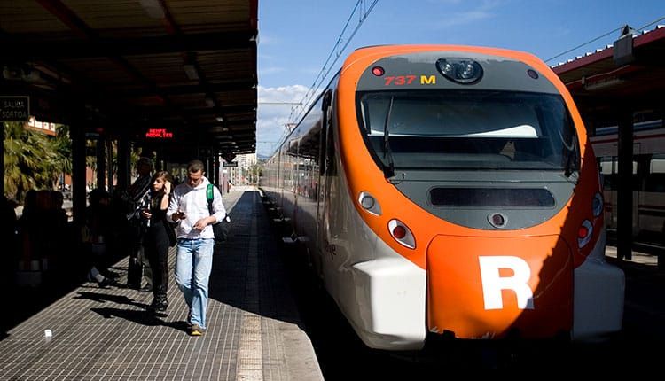 Via única al Garraf al març: menys trens, busos alternatius i l'autopista, de pagament.