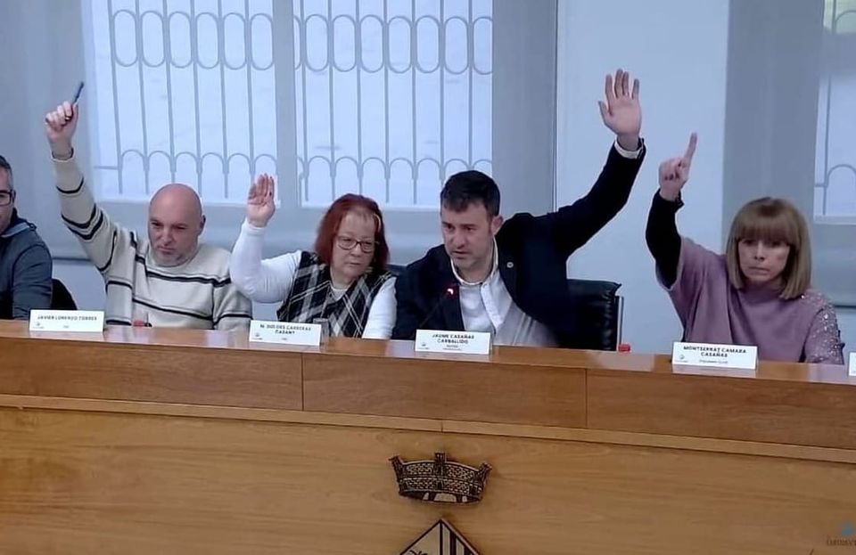 Cunit aprova la piscina de surf artificial entre crits de «vergonya» des del públic