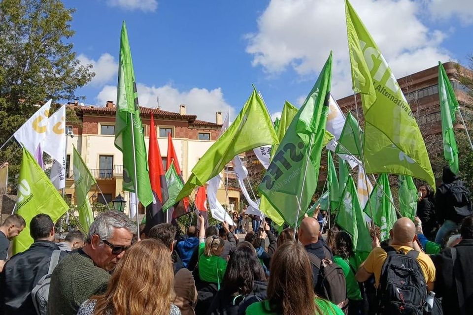 «Això no s'acaba: vaga, vaga i vaga!»: els docents rebutgen l'acord minoritari