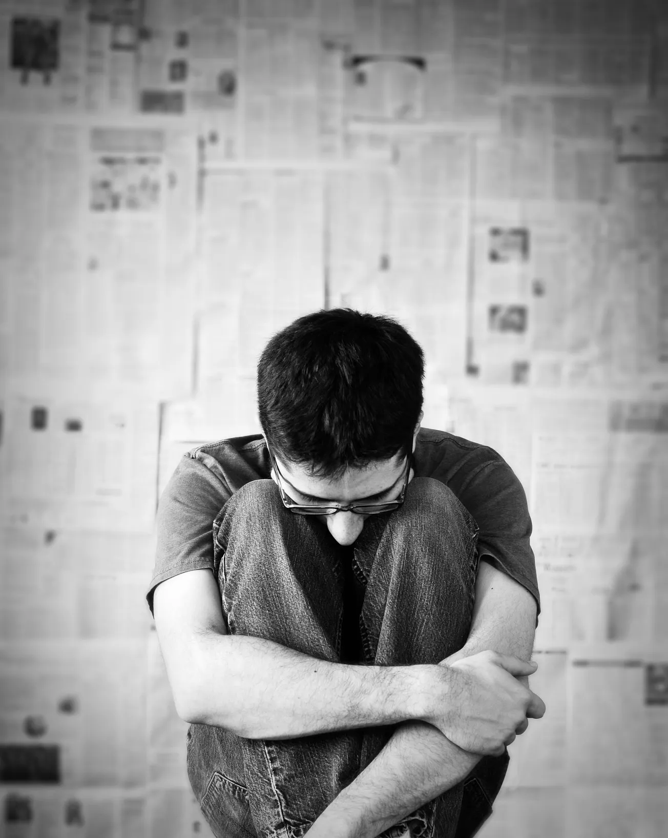 Man holding tucked in knees