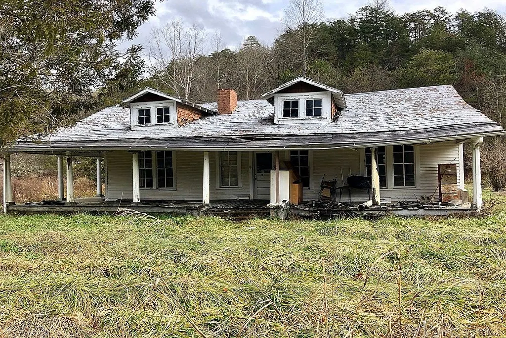 Old Caldwell House/Whittier Hospital, Whittier, NC photo by w_lemay at https://flickr.com/photos/59081381@N03/45916737504