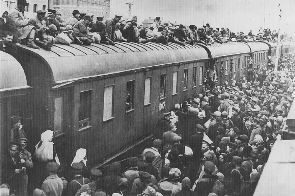 The Ukrainian Museum Archives photos (https://commons.wikimedia.org/wiki/File:Refugees_on_train_roof.jpg)