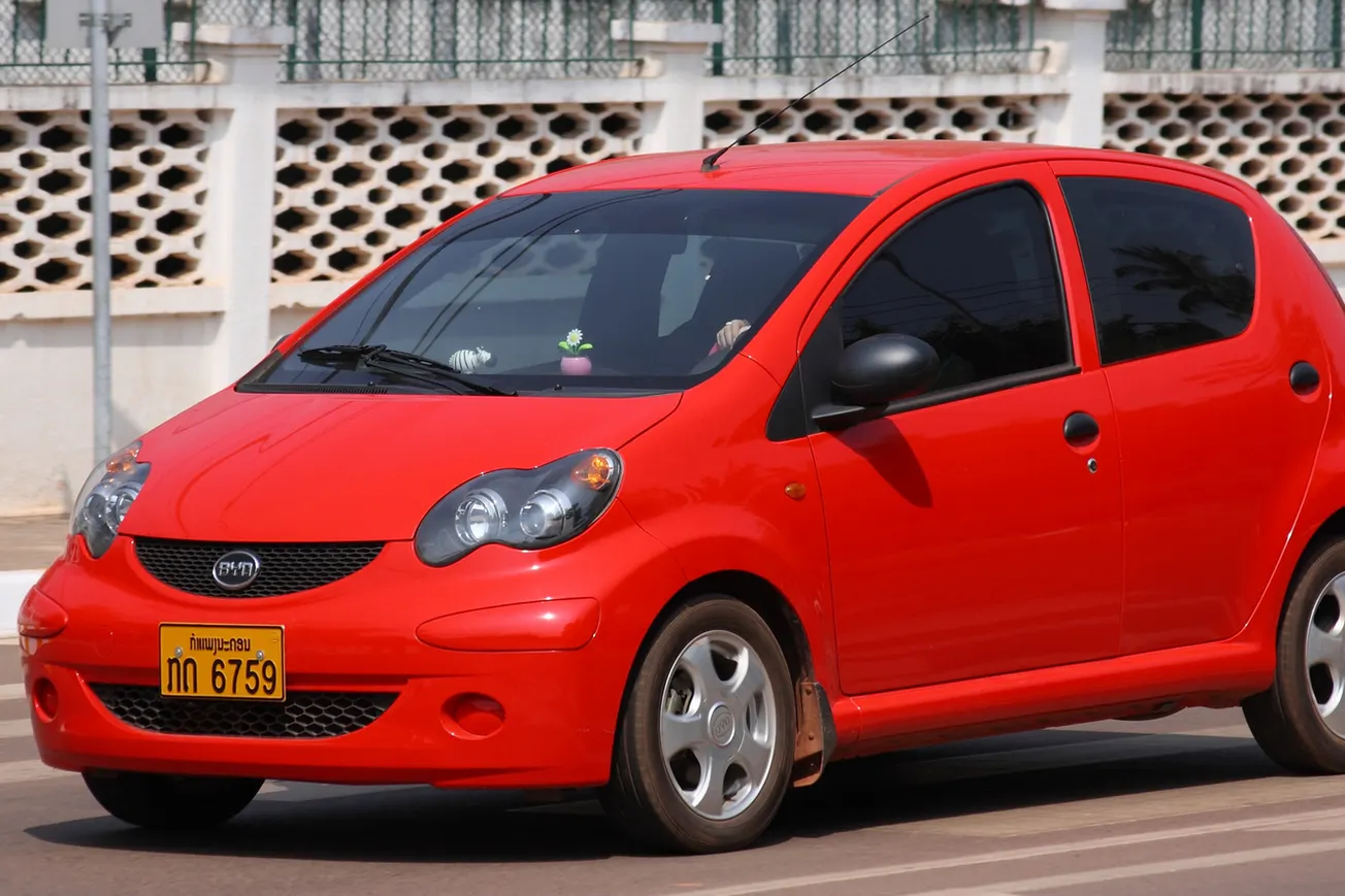 Buffett-Backed BYD Overtakes Volkswagen In China's EV Market - Infographics