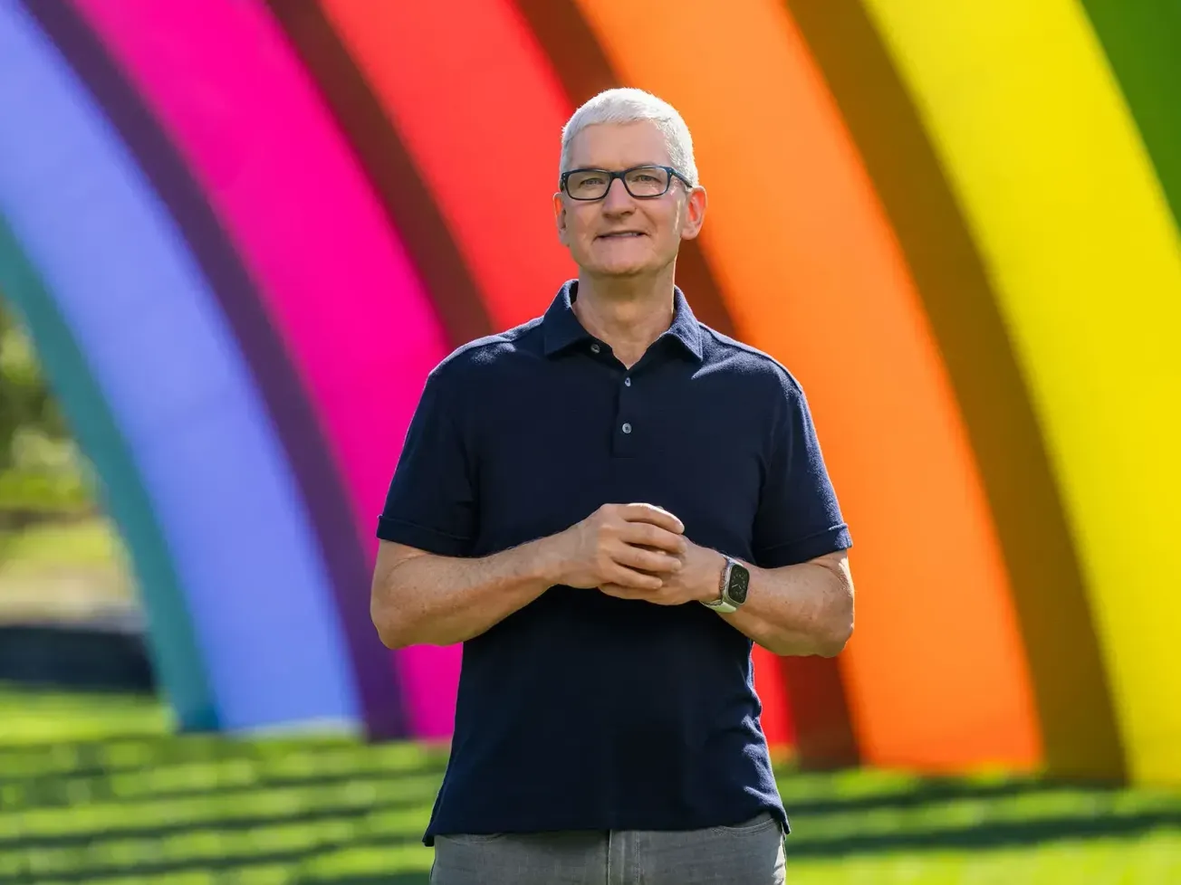 Navarro Says Tim Cook Too Slow To Exit China