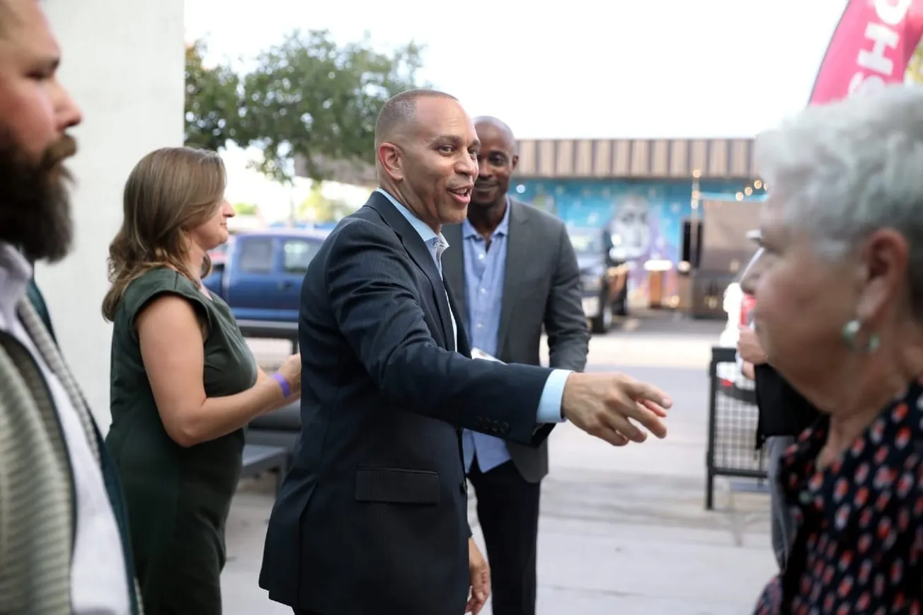 Hakeem Jeffries Digs In His Heels Further As Major Airlines, Unions Call For End To Schumer-Caused Shutdown