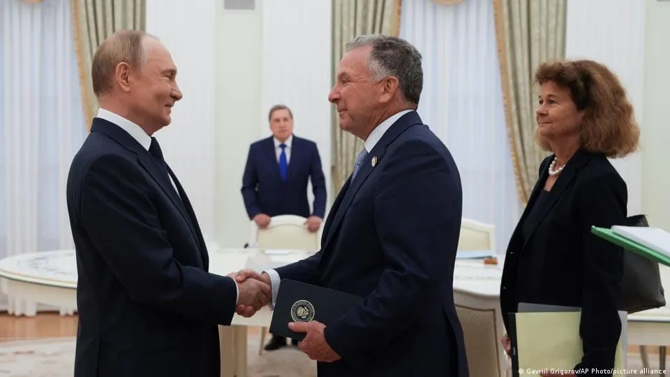 Trump Brushes Off Witkoff Controversy As Ukraine Peace Push Intensifies