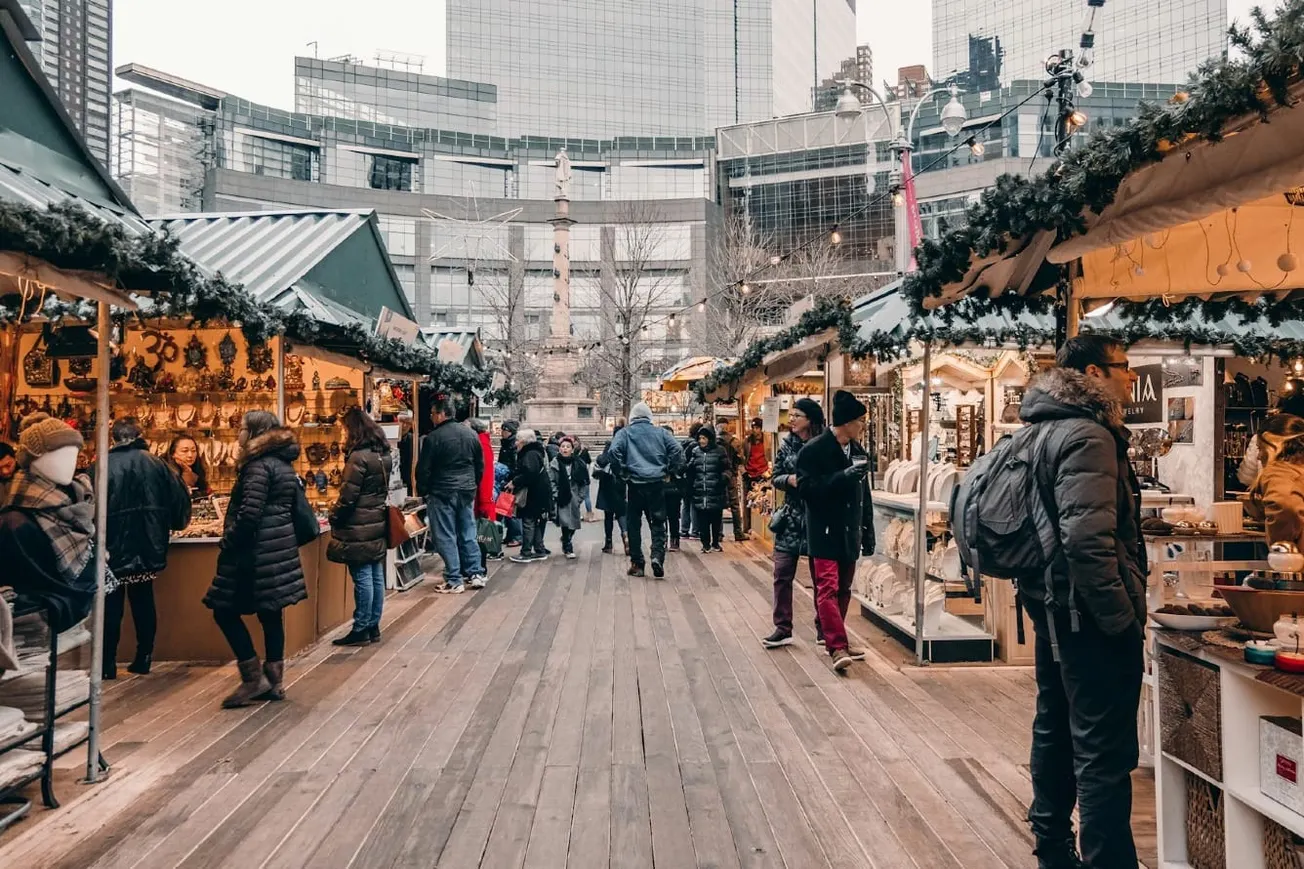 Consumers Keep Spending As E-Commerce Drives Holiday Sales Growth, Data Shows