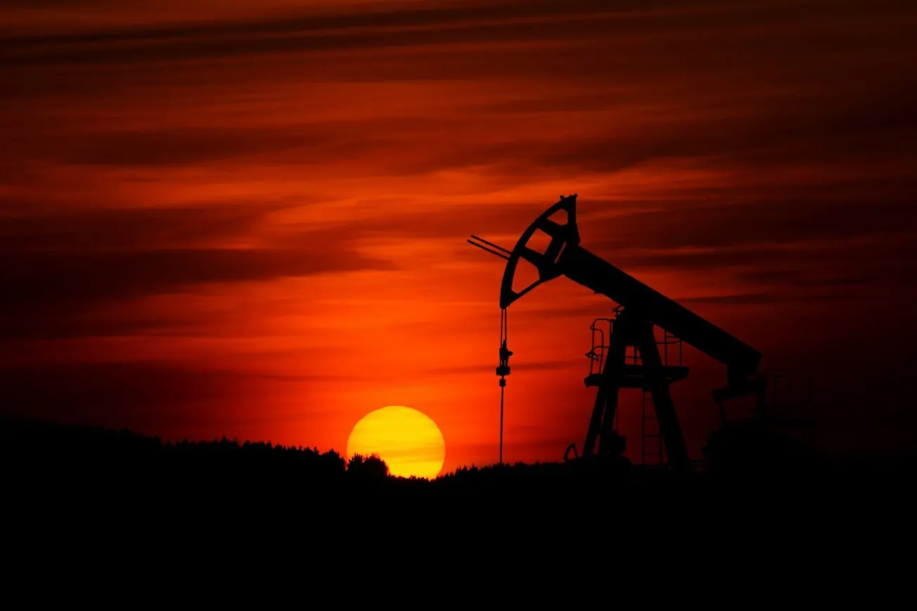Tanker Traffic Through Hormuz Pushes Oil Prices Lower