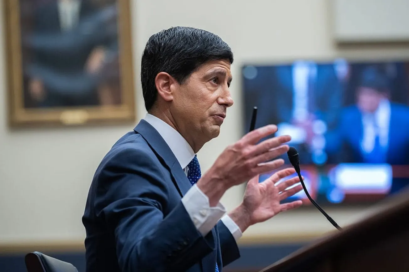 Elizabeth Warren Clashes With Fed Chair Kevin Warsh Over Ethics