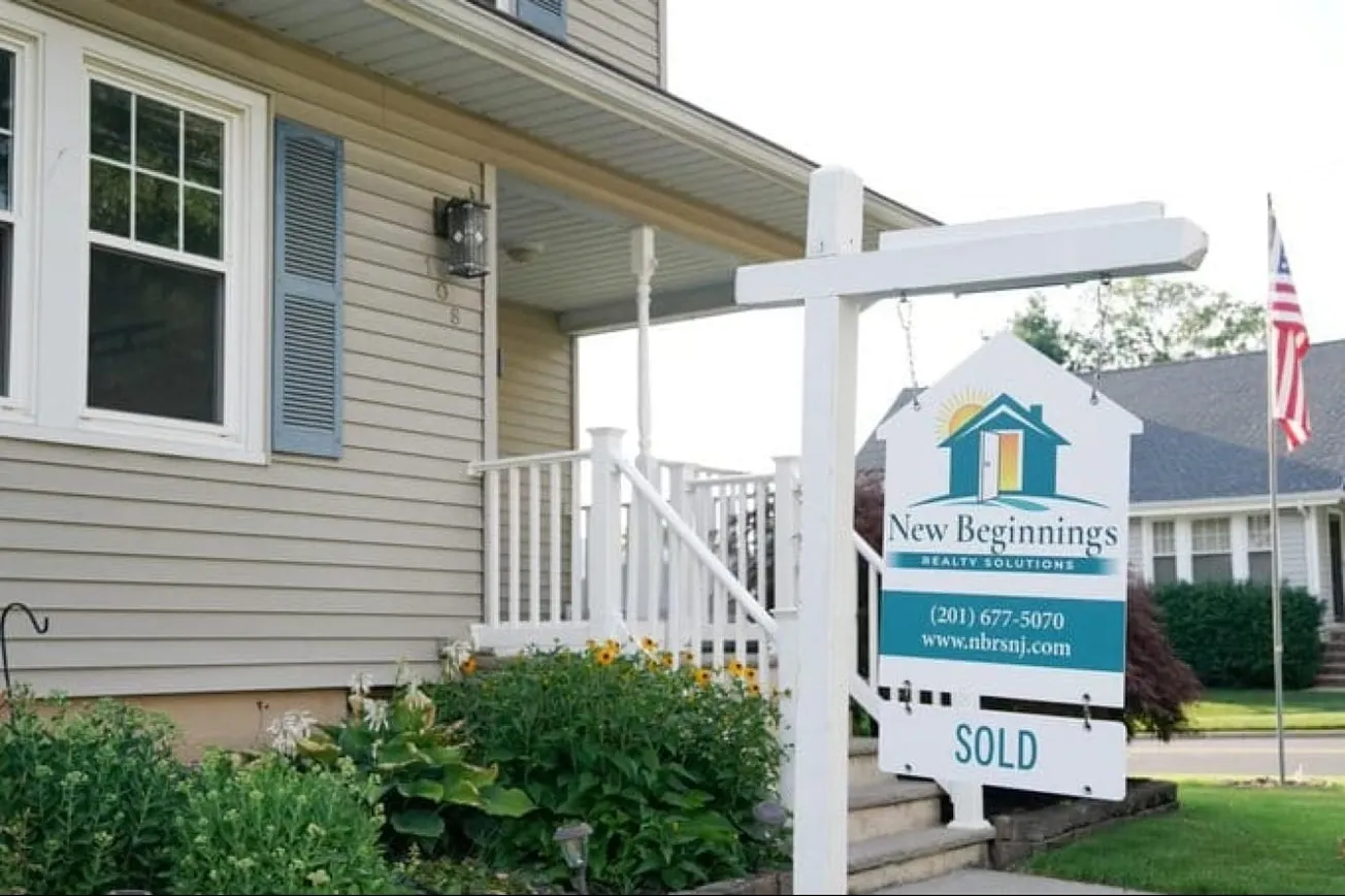 US Existing Home Sales Fall As Prices And Mortgage Rates Rise