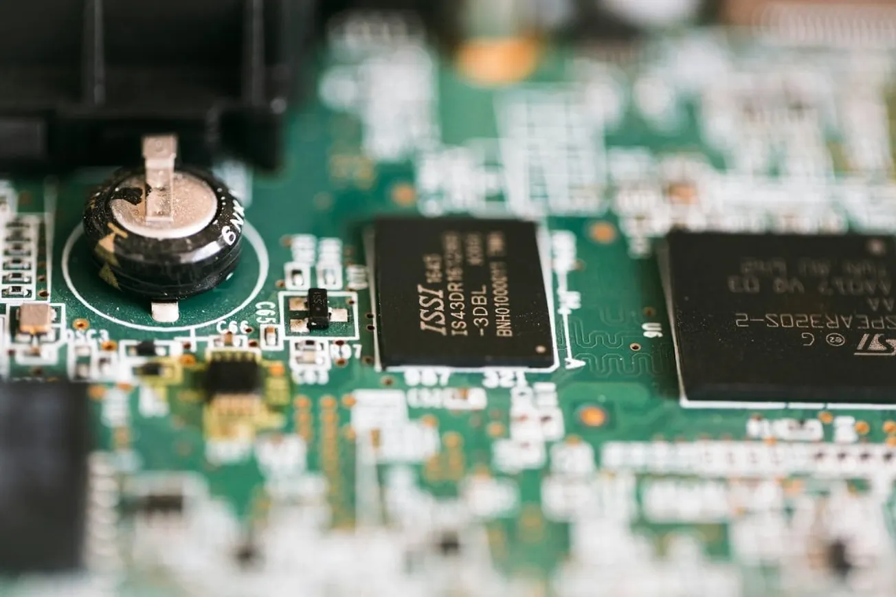 The Hamiltonian AI Curse: How American Tech Learned To Make Its Losses Everyone Else’s Problem