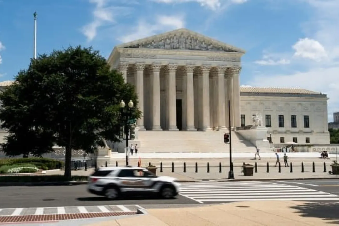 Supreme Court Pauses Ruling Blocking Third-Country Deportations