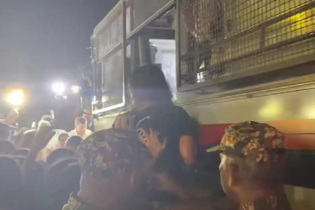 Watch: Indian Police Swoop On Delhi Rally Demanding Election Chief Step Down