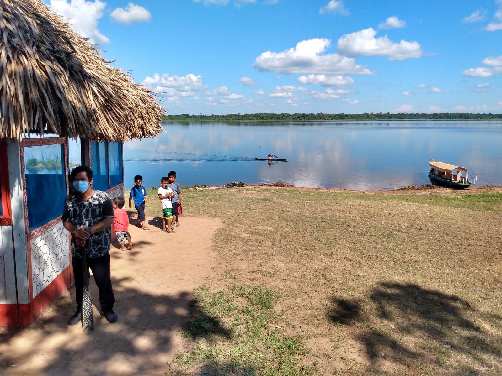 Um membro da Guarda Indígena de Caimito na Lagoa Imiria