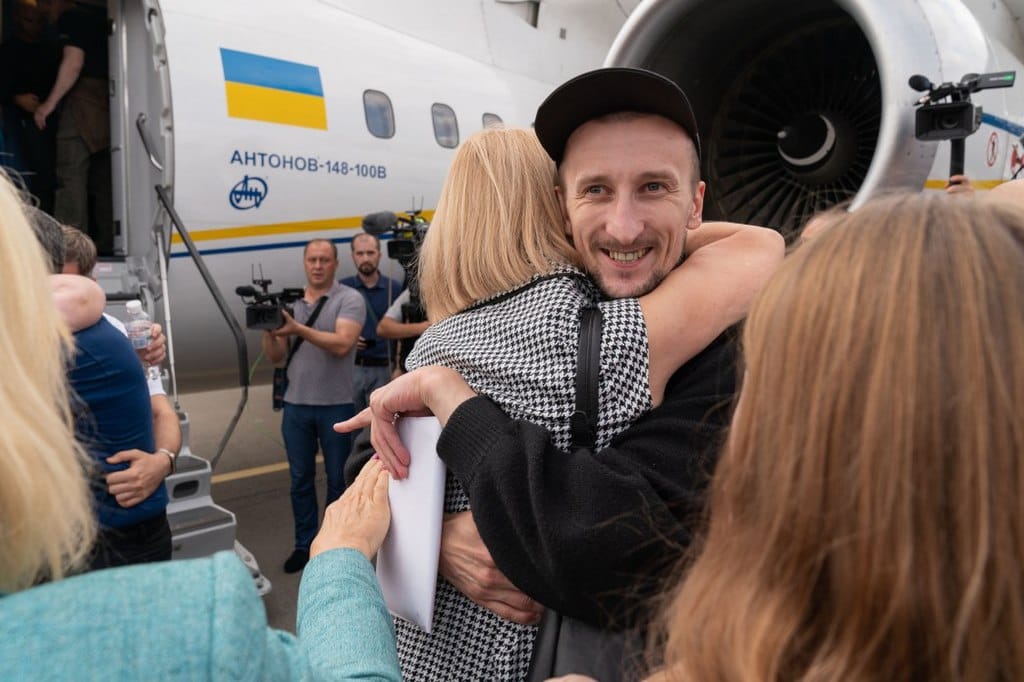 1024px-Returning_of_35_detained_Ukrainians_47.jpg