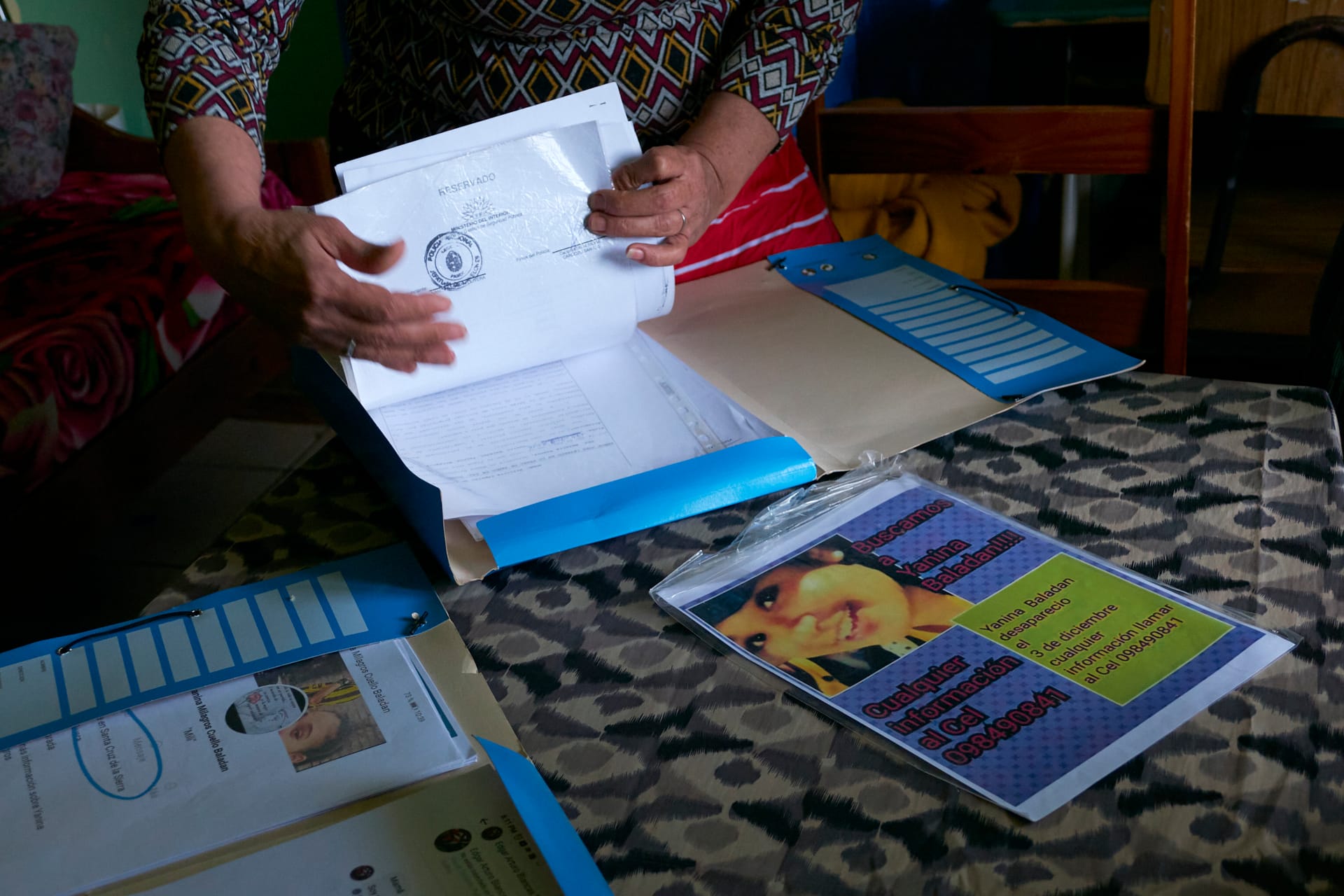 Nancy Baladán con la información que ha recabado sobre el posible paradero de su hija desaparecida