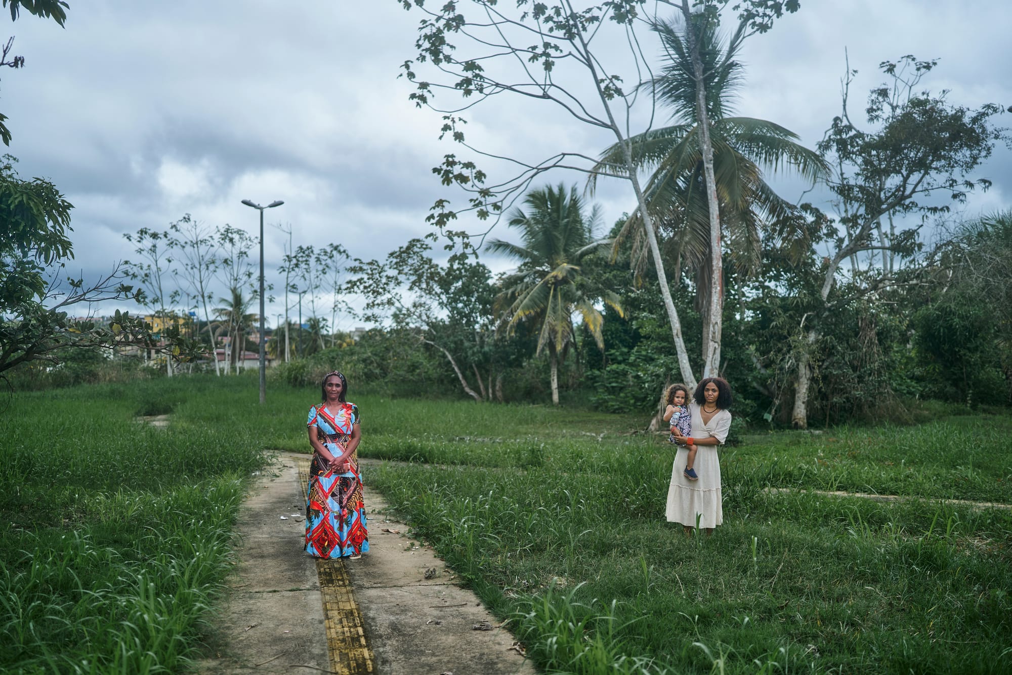 Daniela Silva e sua mãe, Ina María Soares, no antigo local de sua casa